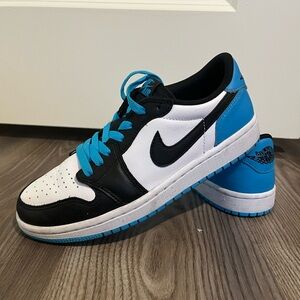 Women’s size 7 Nike Dunks